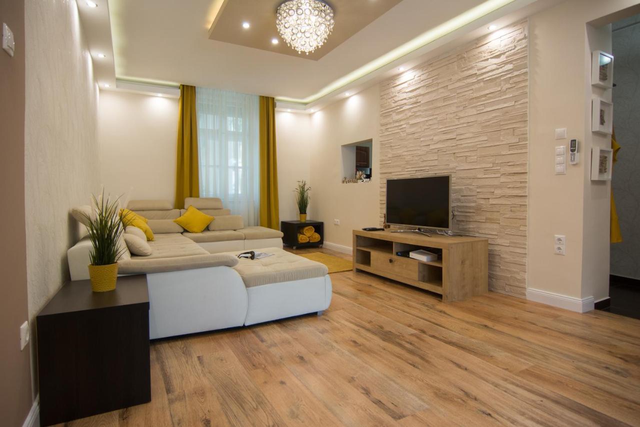 Cork Apartman Егер Екстериор снимка