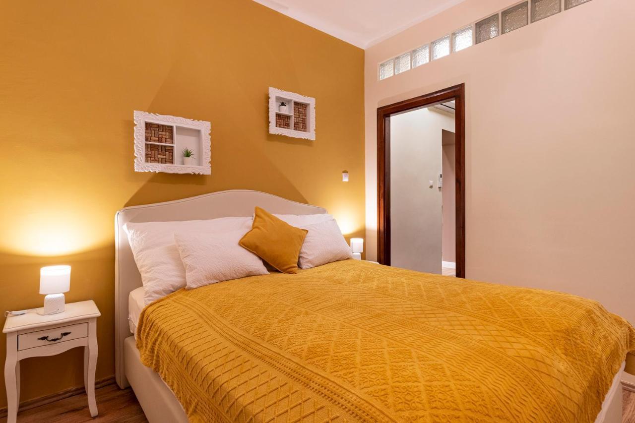 Cork Apartman Егер Екстериор снимка